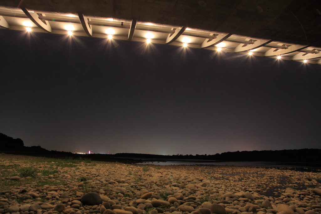 夜の各務原大橋の下