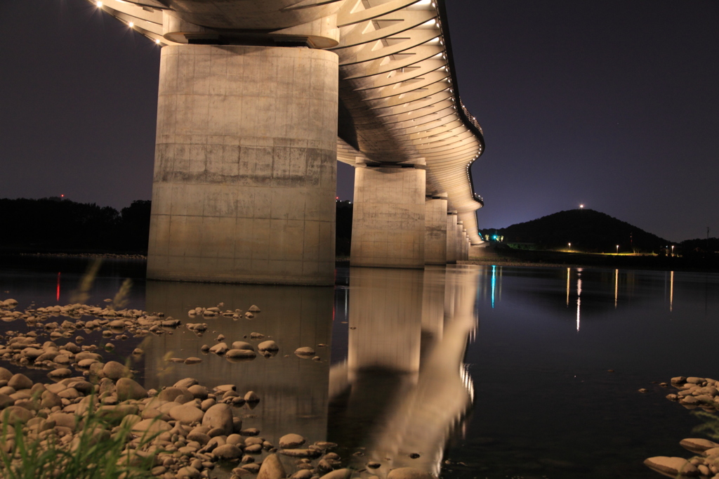 夜の各務原大橋を川原から