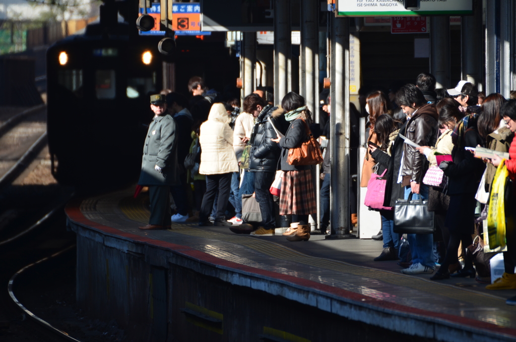 電車が参ります、黄色線の内側にお待ち下さい。
