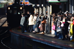電車が参ります、黄色線の内側にお待ち下さい。