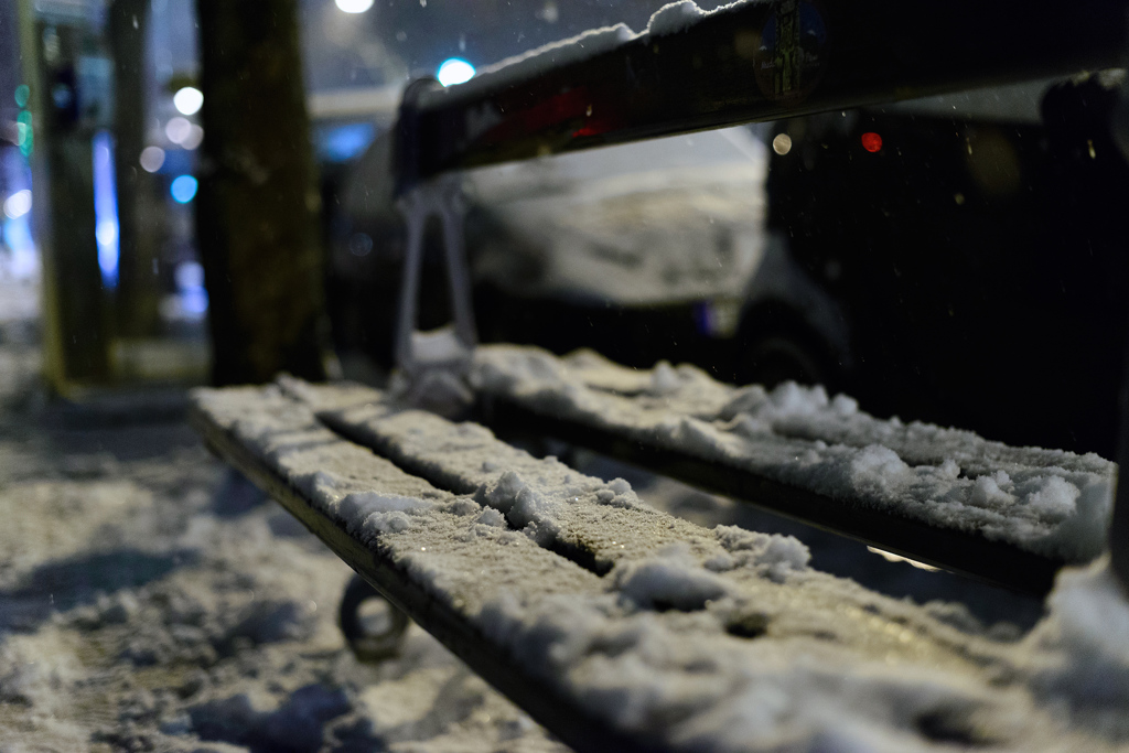 夜のパリにまた雪が降る