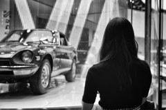 女の子とスポーツカー