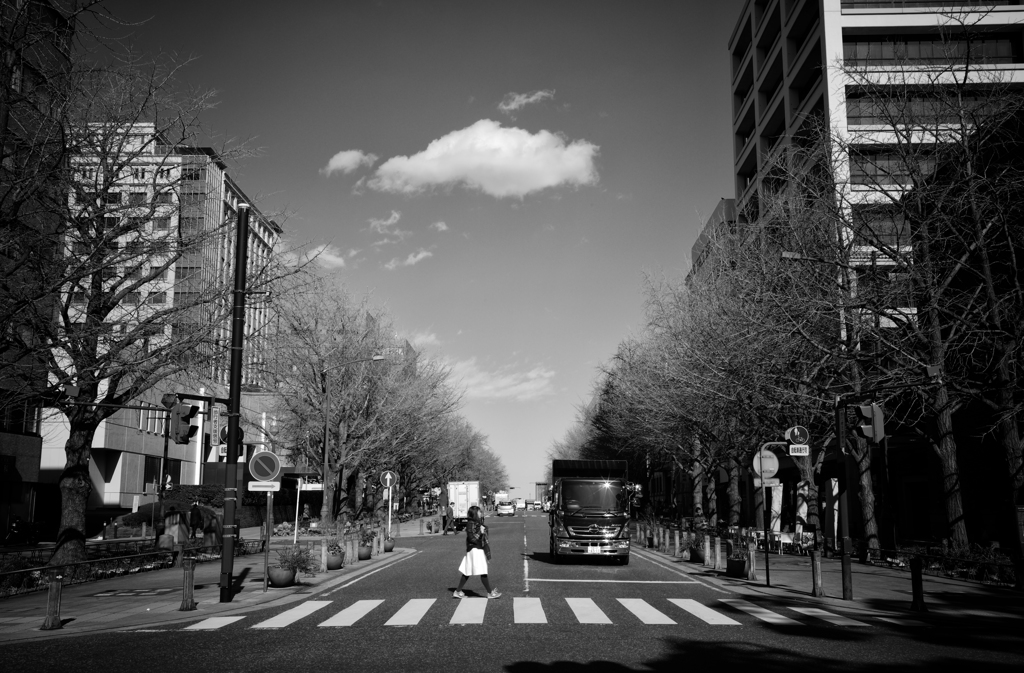雲、トラック、横断歩道…
