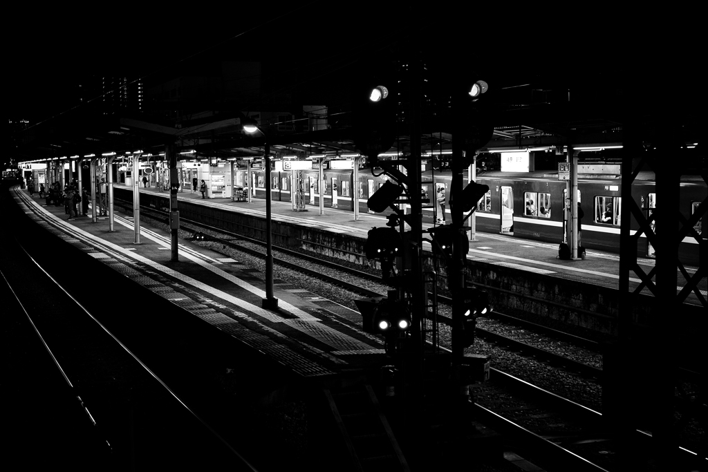 夜のプラットホーム (2)