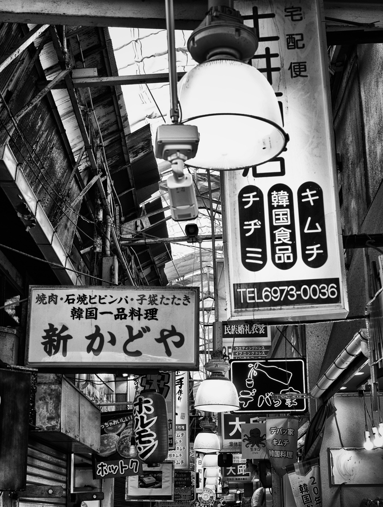 押し寄せる看板