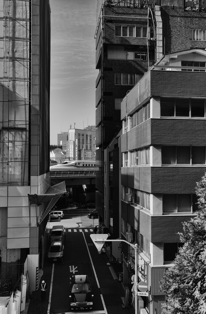 東京の狭い空