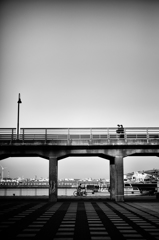 すれ違う自転車と二人 すれ違う自転車と二人