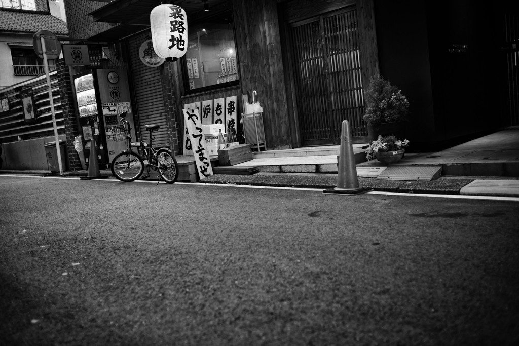 裏路地の自転車