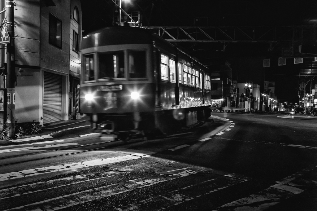 夜の街をゆく