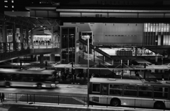 夕暮れの駅前の風景