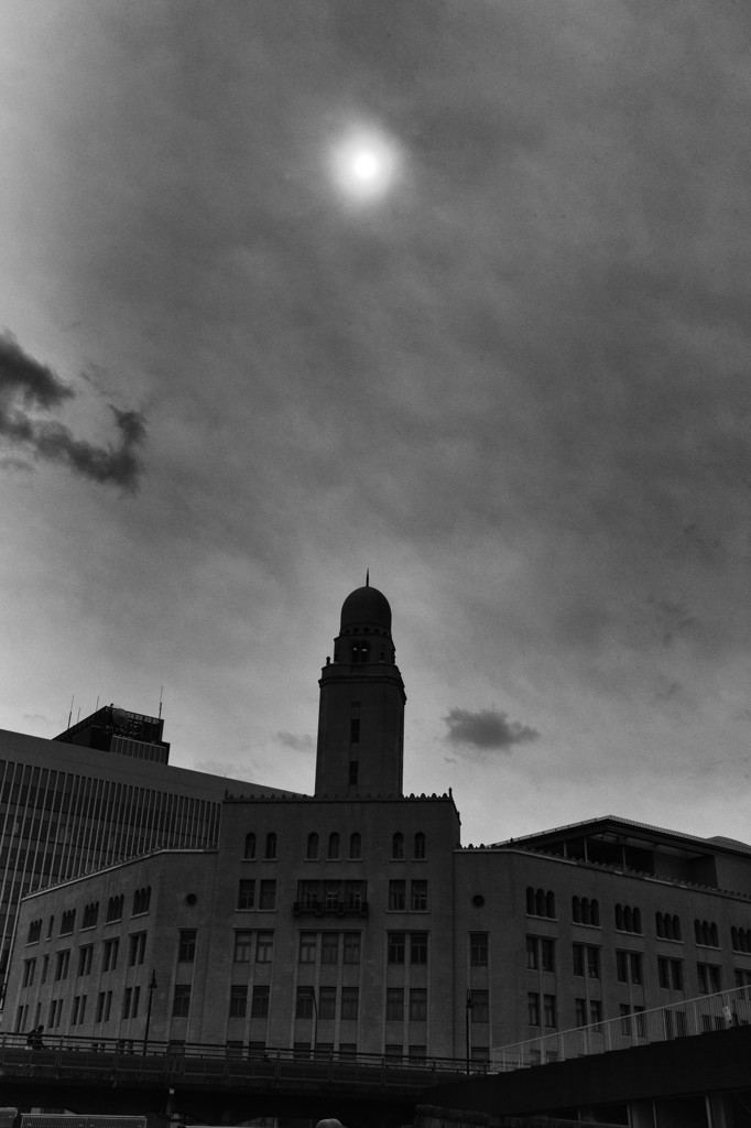 The queen and cloudy sun