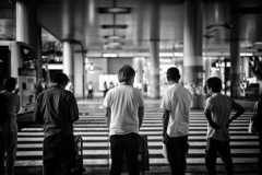 四人の背中