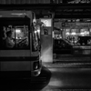 発車を待つバス運転手