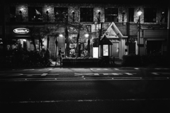 夜の帳の下りた通り