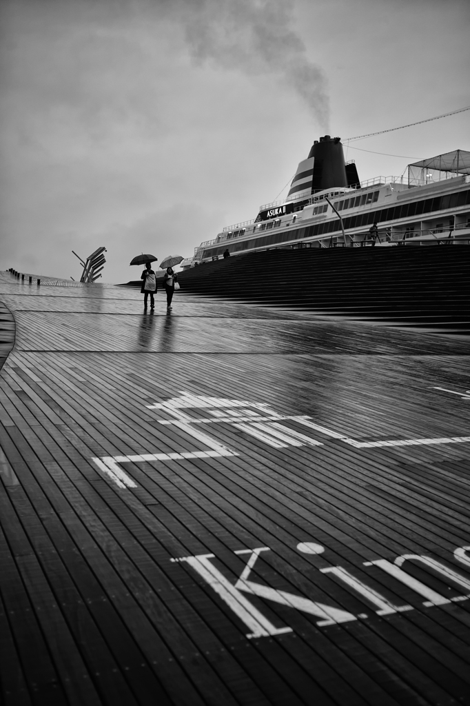 雨の港