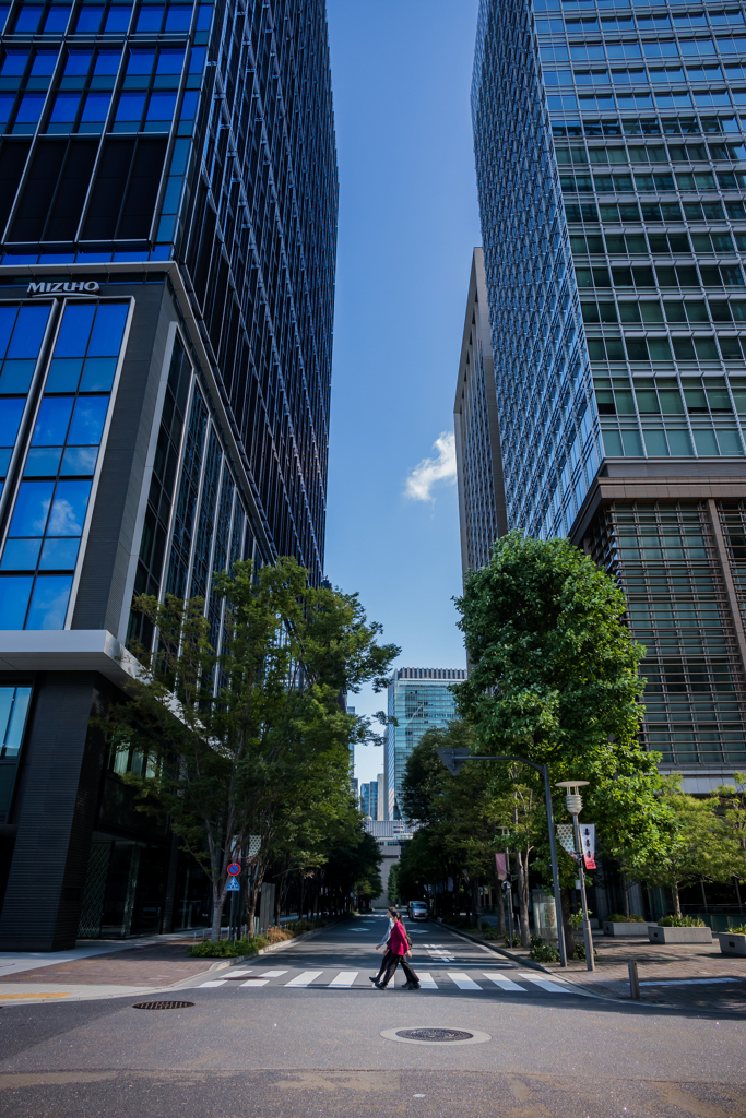 休日のビジネス街の風景