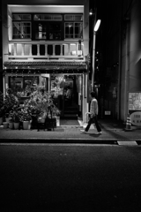 夜、灯りのともる通り