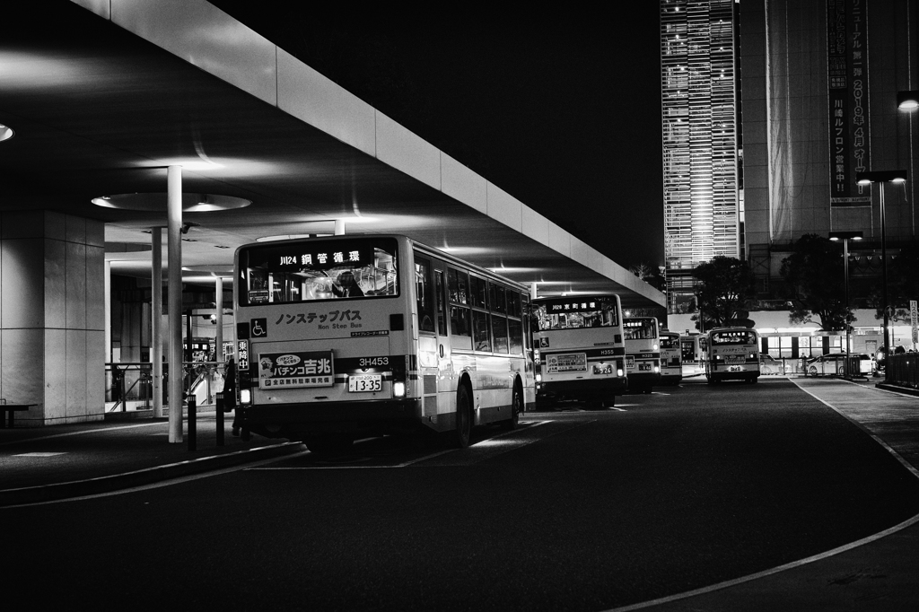 夜のバス停の風景