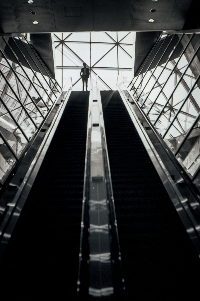 エスカレーターとシルエット