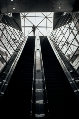エスカレーターとシルエット