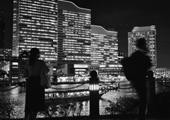 見えないはずのゴーストを見つめる女