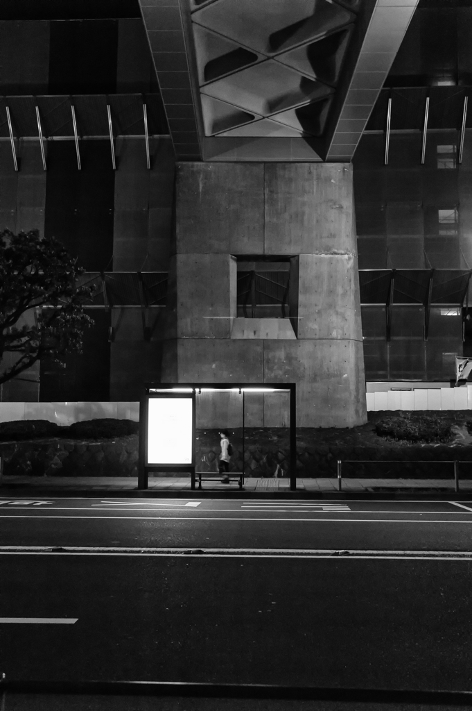 夜のバス停
