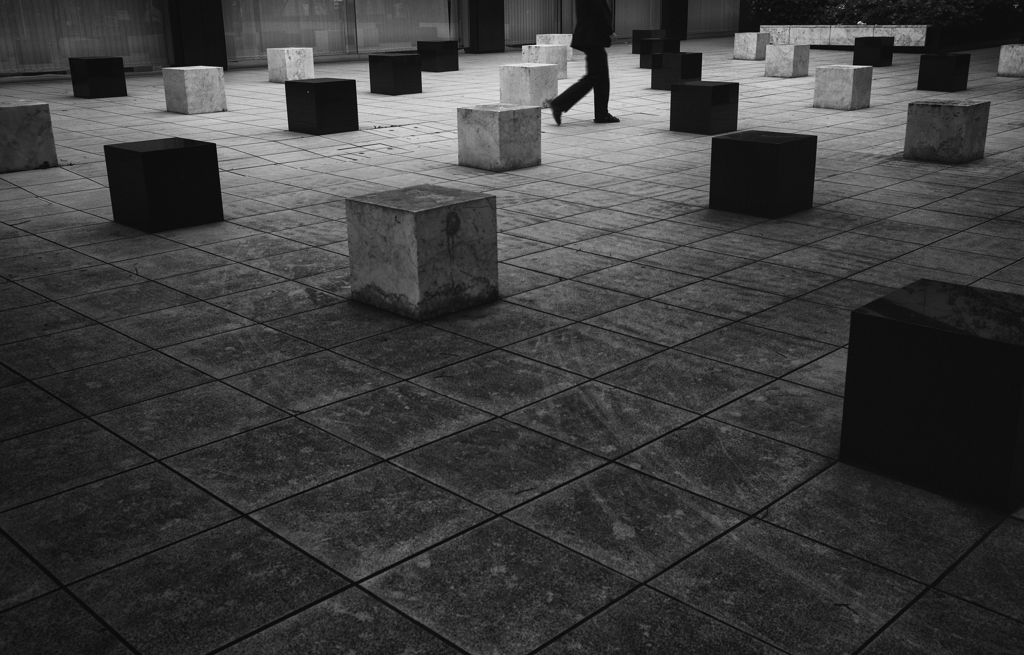 black cubes / white cubes