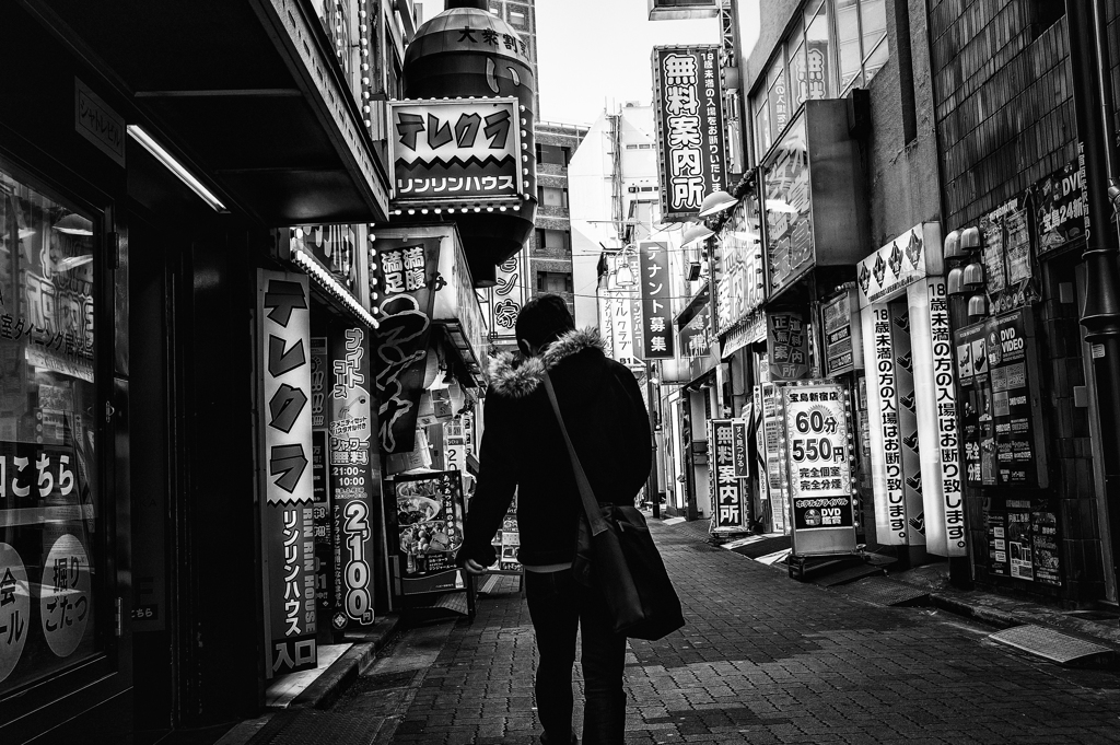 昼間の似合わない街の背中