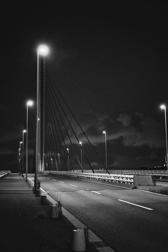 ひとけのない陸橋