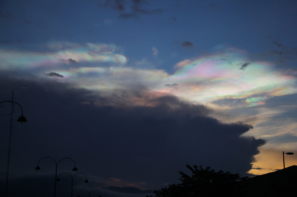 夕暮れ時の虹色