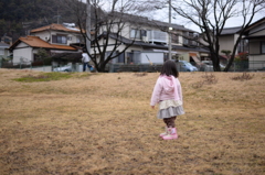 走る少年。見る幼女。