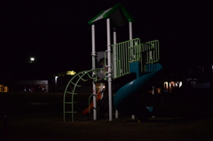 夜の公園のすべり台