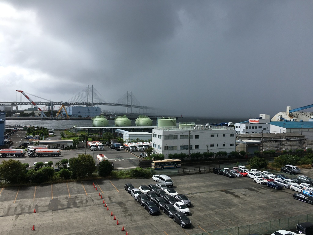 迫り来る