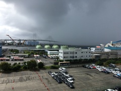 迫り来る