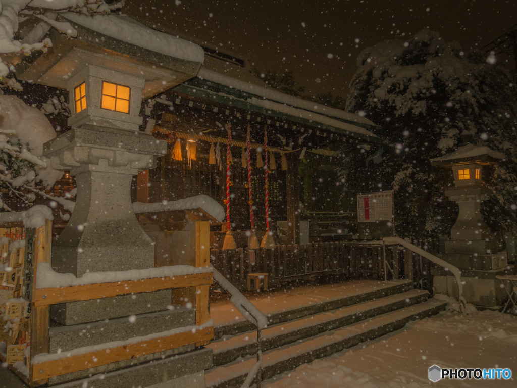 雪降る神社