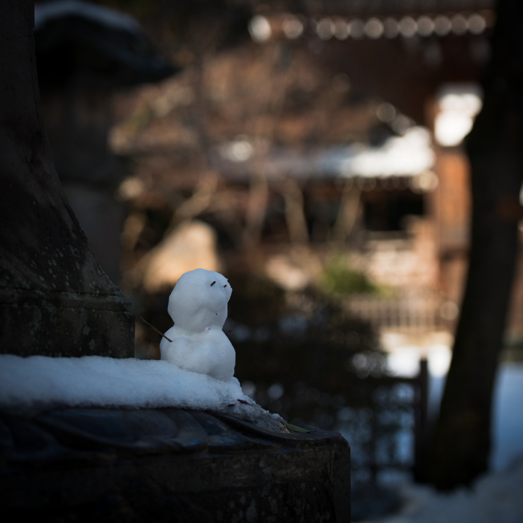 残雪の雪だるま