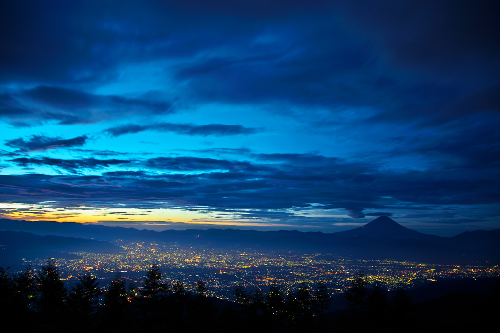 朝を待つ富士山。
