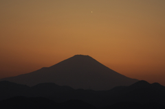 パンスターズ彗星に似ている怪しい光と富士山。