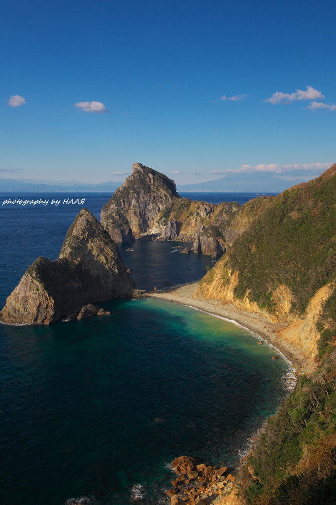 萌葱色（もえぎいろ）の海。