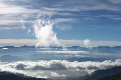 雲の隙間から富士山。