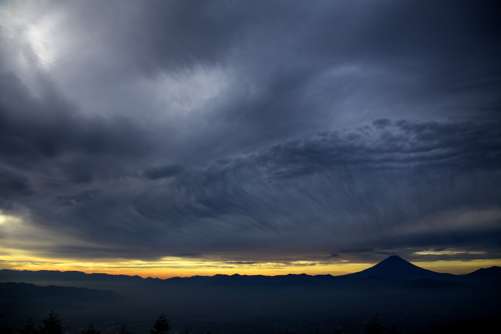 そして迎えた朝…。墨色の雲の下に富士山。