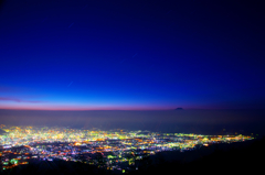 キラッキラ夜景の上にチョイ富士山。