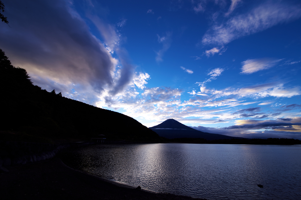 朝を迎える富士山。