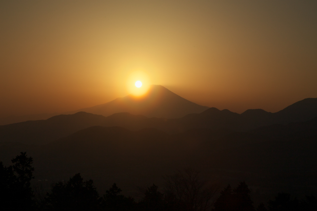 黄砂に浮かぶ富士山。