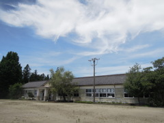 木造の廃中学校