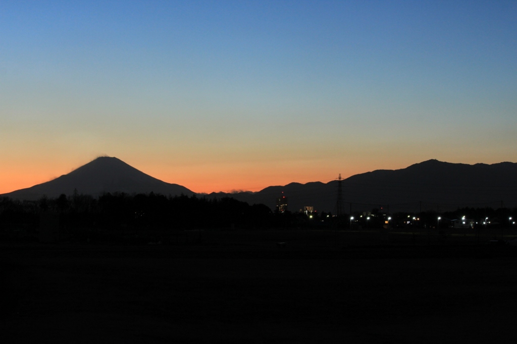 通信隊からの夕景（富士山と丹沢山系）