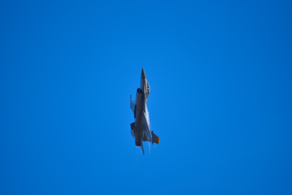 F16