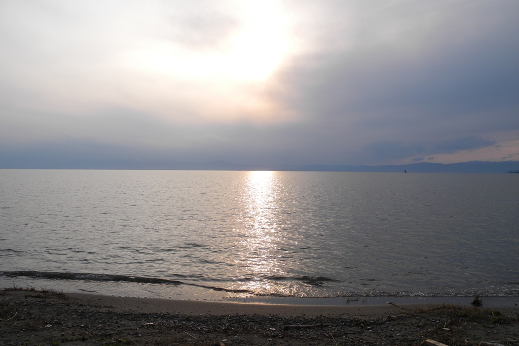 鈍く輝く琵琶湖
