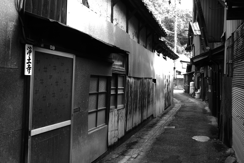 人通りが無い路地裏