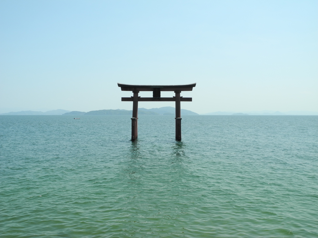 琵琶湖に浮かぶ鳥居